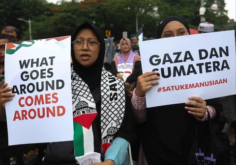Massa saat melakukan aksi damai bela Palestina di depan kedubes Amerika Serikat di Jakarta, , Selasa (02/12/2025).