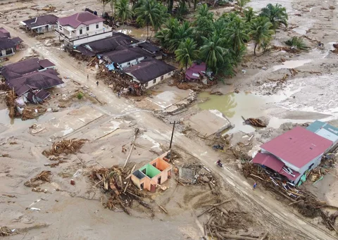 Foto drone ini menunjukkan sebuah desa yang terdampak banjir bandang di Batang Toru, Sumatera Utara, Indonesia, Selasa (02/12/2025).