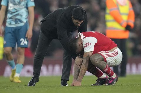 Pemain Arsenal Gabriel Jesus berdoa setelah timnya meraih kemenangan dalam laga Liga Champions melawan Club Brugge di Bruges, Belgia, Kamis, 11 Desember 2025. (AP Photo/Omar Havana)