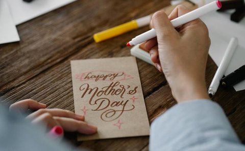 Merayakan Hari Ibu Internasional bocah ini menulis surat untuk ibunya. Bukannya gemas, netizen malah geram melihat tulisannya. (Ilustrasi: ThoughtCo)