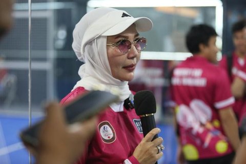 Tak hanya menjadikan olahraga sebagai gaya hidup, Nia Ramadhani ikut kompetisi padel. Kali pertama ikut turnamen, ia merasa terhibur sekaligus kecewa. (Foto: Dok. Istimewa)
