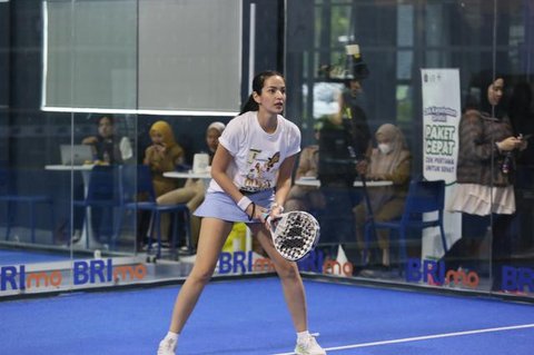 Tak hanya menjadikan olahraga sebagai gaya hidup, Nia Ramadhani ikut kompetisi padel. Kali pertama ikut turnamen, ia merasa terhibur sekaligus kecewa. (Foto: Dok. Istimewa)