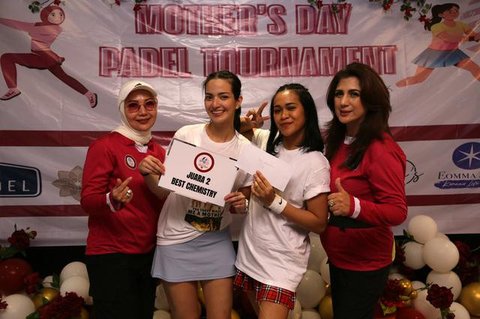 Tak hanya menjadikan olahraga sebagai gaya hidup, Nia Ramadhani ikut kompetisi padel. Kali pertama ikut turnamen, ia merasa terhibur sekaligus kecewa. (Foto: Dok. Istimewa)