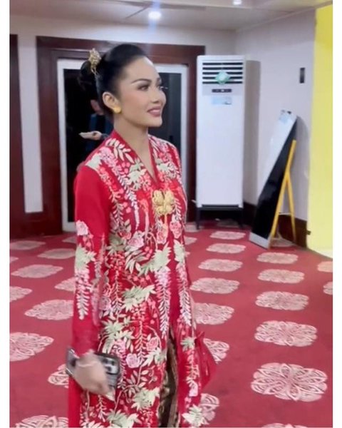 Krisdayanti di peringatan Hari Ibu yang diselenggarakan oleh Dewan Pimpinan Pusat (DPP) PDI Perjuangan. [Foto: IG/@krisdayantilemos]
