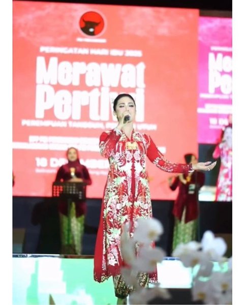 Krisdayanti di peringatan Hari Ibu yang diselenggarakan oleh Dewan Pimpinan Pusat (DPP) PDI Perjuangan. [Foto: IG/@krisdayantilemos]