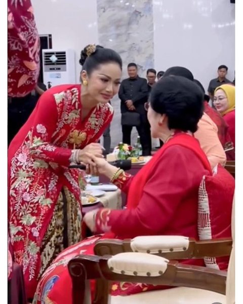 Krisdayanti di peringatan Hari Ibu yang diselenggarakan oleh Dewan Pimpinan Pusat (DPP) PDI Perjuangan. [Foto: IG/@krisdayantilemos]