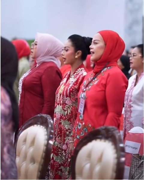 Krisdayanti di peringatan Hari Ibu yang diselenggarakan oleh Dewan Pimpinan Pusat (DPP) PDI Perjuangan. [Foto: IG/@krisdayantilemos]