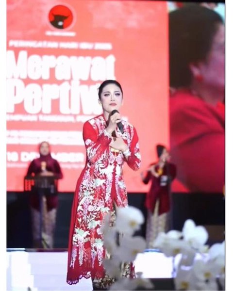 Krisdayanti di peringatan Hari Ibu yang diselenggarakan oleh Dewan Pimpinan Pusat (DPP) PDI Perjuangan. [Foto: IG/@krisdayantilemos]