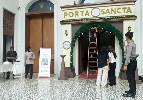 Patroli anggota Polri di sejumlah gereja di Jakarta, Jumat (21/12/2025) malam.