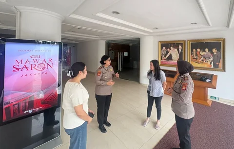 Patroli anggota Polri di sejumlah gereja di Jakarta, Jumat (21/12/2025) malam.