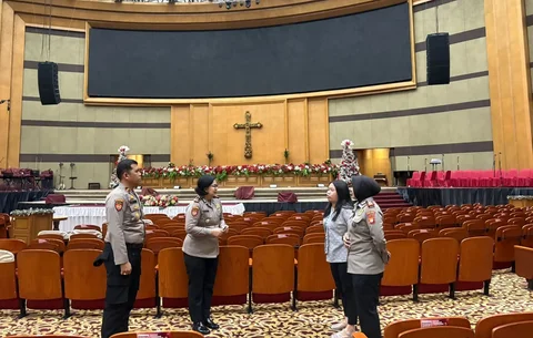 Patroli anggota Polri di sejumlah gereja di Jakarta, Jumat (21/12/2025) malam.