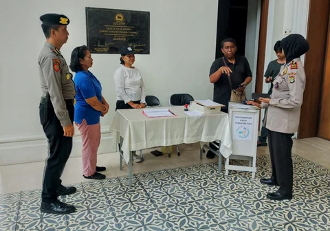 Patroli anggota Polri di sejumlah gereja di Jakarta, Jumat (21/12/2025) malam.