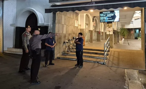 Patroli anggota Polri di sejumlah gereja di Jakarta, Jumat (21/12/2025) malam.