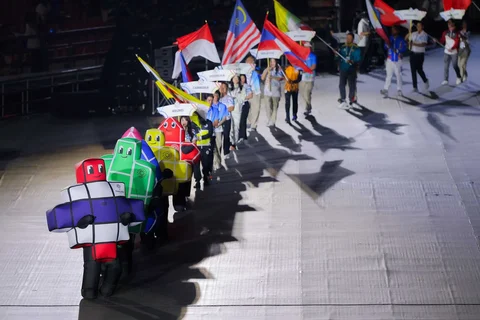 Defile saat upacara penutupan Sea Games 2025 di Stadion Rajamangala, Bangkok, Thailand, Sabtu (20/12/2025).