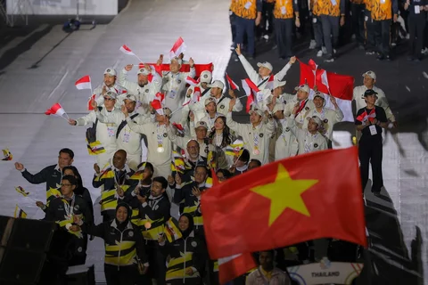 Atlet dan ofisial kontingen Indonesia mengikuti defile saat upacara penutupan Sea Games 2025 di Stadion Rajamangala, Bangkok, Thailand, Sabtu (20/12/2025).