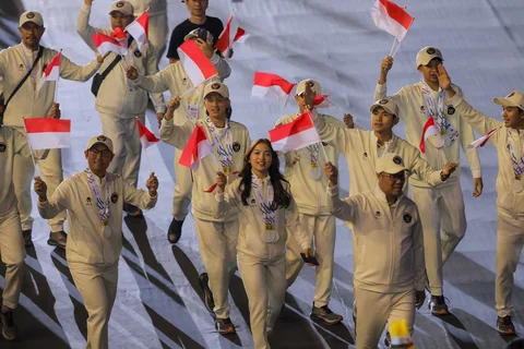Atlet dan ofisial kontingen Indonesia mengikuti defile saat upacara penutupan Sea Games 2025 di Stadion Rajamangala, Bangkok, Thailand, Sabtu (20/12/2025).