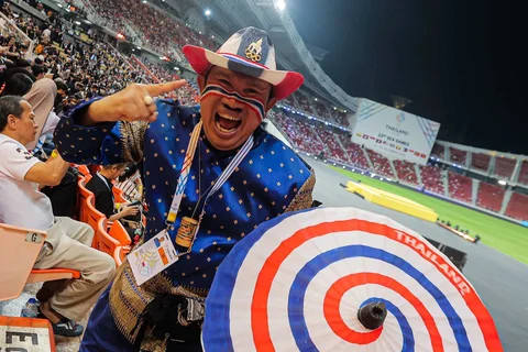Suporter Thailand saat  upacara Penutupan SEA Games 2025 di Stadion Rajamangala, Bangkok, Thailand, Sabtu (20/12/2025).