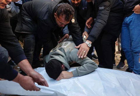 Kerabat berduka atas jenazah anggota keluarga Al-Nader, yang dilaporkan tewas sehari sebelumnya dalam serangan Israel terhadap sebuah sekolah yang diubah menjadi tempat perlindungan di lingkungan Tuffah, Kota Gaza, Sabtu (20/12/2025).