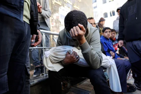 Kerabat berduka atas jenazah anggota keluarga Al-Nader, yang dilaporkan tewas sehari sebelumnya dalam serangan Israel terhadap sebuah sekolah yang diubah menjadi tempat perlindungan di lingkungan Tuffah, Kota Gaza, Sabtu (20/12/2025).
