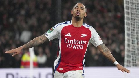 Pemain Arsenal Gabriel Jesus berdoa setelah timnya meraih kemenangan dalam laga Liga Champions melawan Club Brugge di Bruges, Belgia, Kamis, 11 Desember 2025. (AP Photo/Omar Havana)