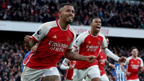 Pemain Arsenal Gabriel Jesus berdoa setelah timnya meraih kemenangan dalam laga Liga Champions melawan Club Brugge di Bruges, Belgia, Kamis, 11 Desember 2025. (AP Photo/Omar Havana)