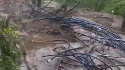 Banjir bandang yang menerjang kawasan Objek Wisata Air Panas Guci, Kabupaten Tegal, Jawa Tengah, Sabtu (20/12/2025). (Foto: Tangkapan layar dari video BNPB).