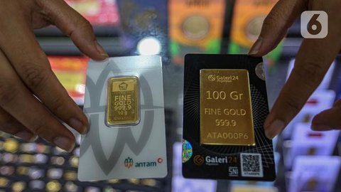 Sementara, harga emas di Galeri 24, Kamis (16/10/2025) tercatat Rp2.418.000 per gram atau naik dari Rp2.393.000 per gram. (Juni KRISWANTO/AFP)