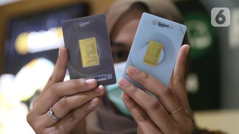 Sementara, harga emas di Galeri 24, Kamis (16/10/2025) tercatat Rp2.418.000 per gram atau naik dari Rp2.393.000 per gram. (Juni KRISWANTO/AFP)