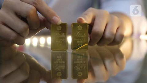 Sementara, harga emas di Galeri 24, Kamis (16/10/2025) tercatat Rp2.418.000 per gram atau naik dari Rp2.393.000 per gram. (Juni KRISWANTO/AFP)