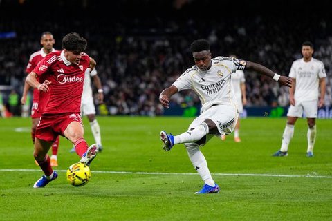 Vinicius Junior ditarik keluar saat Real Madrid menang 2-0 atas Sevilla pada laga pekan ke-17 La Liga di Santiago Bernabeu, Minggu (21/12/2025) dini hari WIB. Ketika berjalan keluar pada meni