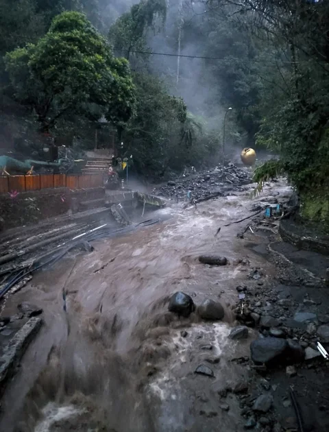 Banjir bandang wisata Guci Tegal Jateng