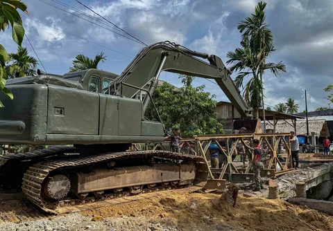 Prajurit TNI AD bekerja memasang Jembatan Bailey di Desa Cot Bada, Kabupaten Bireuen, Jumat (19/12/2025) guna memulihkan akses transportasi masyarakat yang terputus akibat banjir dan tanah longsor.