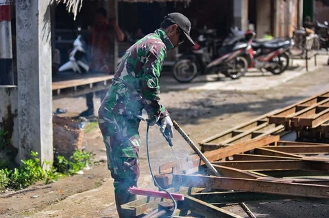 Prajurit TNI AD bekerja memasang Jembatan Bailey di Desa Cot Bada, Kabupaten Bireuen, Jumat (19/12/2025) guna memulihkan akses transportasi masyarakat yang terputus akibat banjir dan tanah longsor.