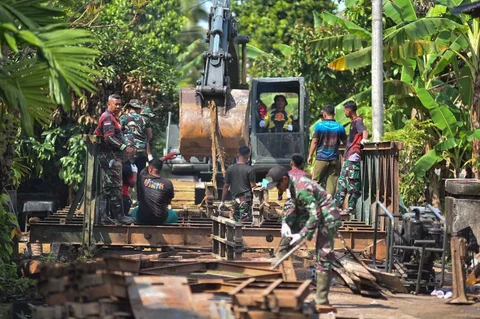 Prajurit TNI AD bekerja memasang Jembatan Bailey di Desa Cot Bada, Kabupaten Bireuen, Jumat (19/12/2025) guna memulihkan akses transportasi masyarakat yang terputus akibat banjir dan tanah longsor.