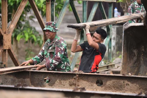 Prajurit TNI AD bekerja memasang Jembatan Bailey di Desa Cot Bada, Kabupaten Bireuen, Jumat (19/12/2025) guna memulihkan akses transportasi masyarakat yang terputus akibat banjir dan tanah longsor.