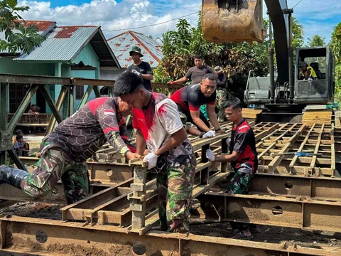 Prajurit TNI AD bekerja memasang Jembatan Bailey di Desa Cot Bada, Kabupaten Bireuen, Jumat (19/12/2025) guna memulihkan akses transportasi masyarakat yang terputus akibat banjir dan tanah longsor.