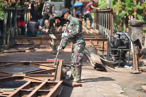 Prajurit TNI AD bekerja memasang Jembatan Bailey di Desa Cot Bada, Kabupaten Bireuen, Jumat (19/12/2025) guna memulihkan akses transportasi masyarakat yang terputus akibat banjir dan tanah longsor.