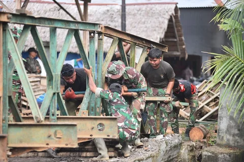 TNI AD Kebut Pemasangan Jembatan Bailey, Akses Warga Cot Bada Mulai Pulih