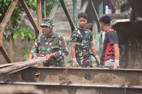 TNI AD Kebut Pemasangan Jembatan Bailey, Akses Warga Cot Bada Mulai Pulih