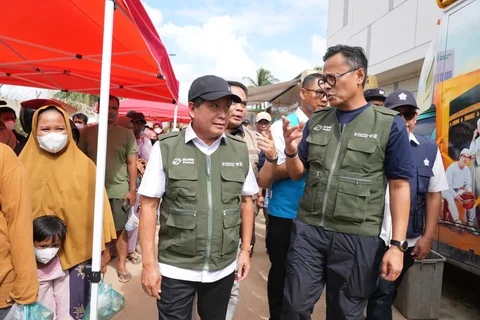 Kepala Badan Pengelola Badan Usaha Milik Negara (BP BUMN) sekaligus COO Danantara Dony Oskaria bersama Direktur Utama BRI Hery Gunardi, secara langsung menyalurkan bantuan bagi korban terdampak bencana di Kabupaten Aceh Tamiang