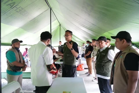 Kepala Badan Pengelola Badan Usaha Milik Negara (BP BUMN) sekaligus COO Danantara Dony Oskaria bersama Direktur Utama BRI Hery Gunardi, secara langsung menyalurkan bantuan bagi korban terdampak bencana di Kabupaten Aceh Tamiang