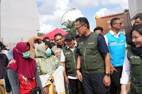 Kepala Badan Pengelola Badan Usaha Milik Negara (BP BUMN) sekaligus COO Danantara Dony Oskaria bersama Direktur Utama BRI Hery Gunardi, secara langsung menyalurkan bantuan bagi korban terdampak bencana di Kabupaten Aceh Tamiang