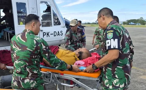 Evakuasi  tiga warga Kampung Mayang Kute, Bener Meriah  dengan menggunakan helikopter Bell 412 milik Kementerian Pertahanan Republik Indonesia saat tiba di Pangkalan TNI Angkatan Udara Sultan Iskandar Muda, Kabupaten Aceh Besar, Sabtu, (20/12/2025).