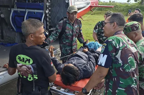 Evakuasi  tiga warga Kampung Mayang Kute, Bener Meriah  dengan menggunakan helikopter Bell 412 milik Kementerian Pertahanan Republik Indonesia saat tiba di Pangkalan TNI Angkatan Udara Sultan Iskandar Muda, Kabupaten Aceh Besar, Sabtu, (20/12/2025).
