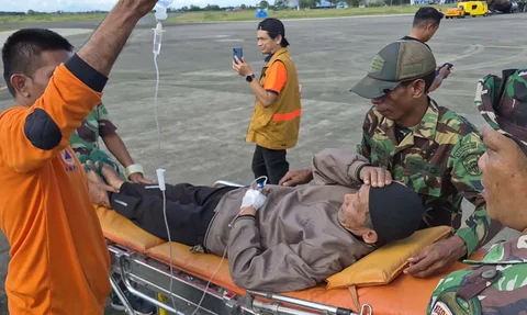 Evakuasi  tiga warga Kampung Mayang Kute, Bener Meriah  dengan menggunakan helikopter Bell 412 milik Kementerian Pertahanan Republik Indonesia saat tiba di Pangkalan TNI Angkatan Udara Sultan Iskandar Muda, Kabupaten Aceh Besar, Sabtu, (20/12/2025).