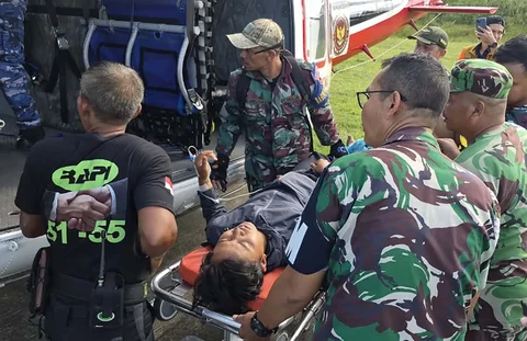 Evakuasi  tiga warga Kampung Mayang Kute, Bener Meriah  dengan menggunakan helikopter Bell 412 milik Kementerian Pertahanan Republik Indonesia saat tiba di Pangkalan TNI Angkatan Udara Sultan Iskandar Muda, Kabupaten Aceh Besar, Sabtu, (20/12/2025).