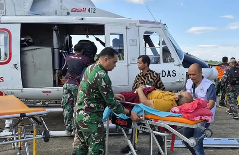 Evakuasi  tiga warga Kampung Mayang Kute, Bener Meriah  dengan menggunakan helikopter Bell 412 milik Kementerian Pertahanan Republik Indonesia saat tiba di Pangkalan TNI Angkatan Udara Sultan Iskandar Muda, Kabupaten Aceh Besar, Sabtu, (20/12/2025).