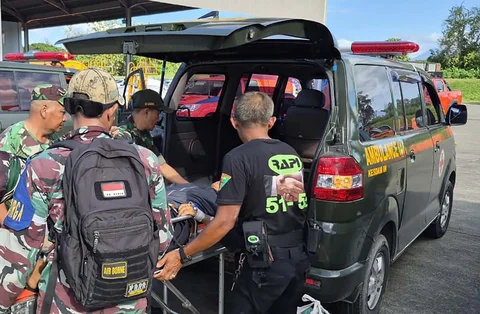 Evakuasi  tiga warga Kampung Mayang Kute, Bener Meriah  dengan menggunakan helikopter Bell 412 milik Kementerian Pertahanan Republik Indonesia saat tiba di Pangkalan TNI Angkatan Udara Sultan Iskandar Muda, Kabupaten Aceh Besar, Sabtu, (20/12/2025).