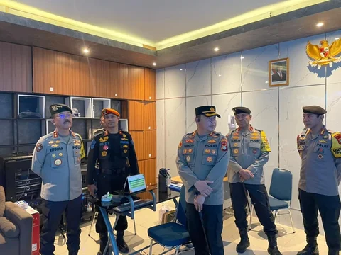 Petugas Polri melakukan pengecekan kesiapan pengamanan di Gereja Katedral dalam rangka Operasi Lilin 2025 menjelang perayaan Natal dan Tahun Baru, Sabtu (20/12/2025).