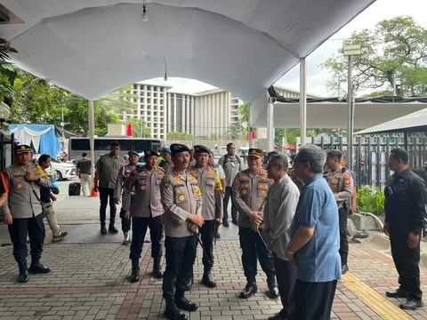 Petugas Polri melakukan pengecekan kesiapan pengamanan di Gereja Katedral dalam rangka Operasi Lilin 2025 menjelang perayaan Natal dan Tahun Baru, Sabtu (20/12/2025).